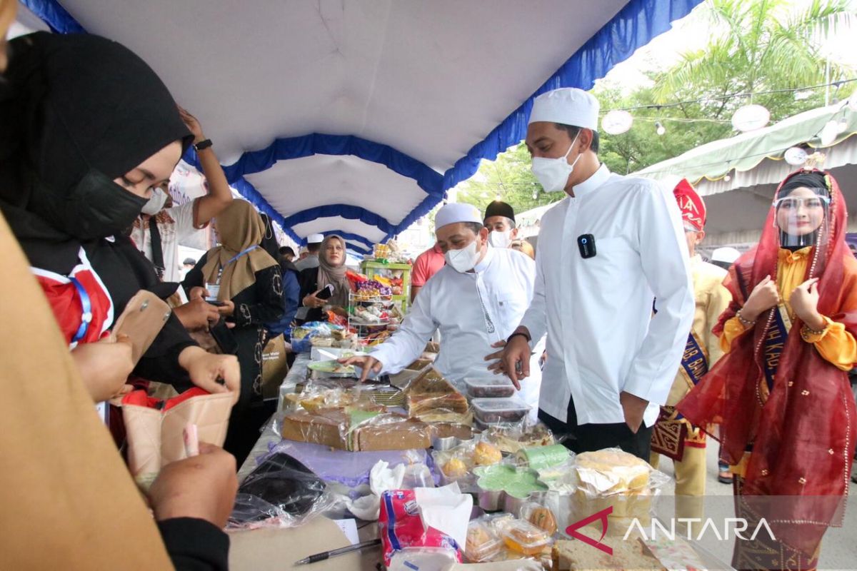 Bupati Banjar buka Pasar Wadai di Alun-Alun Ratu Zalecha Martapura