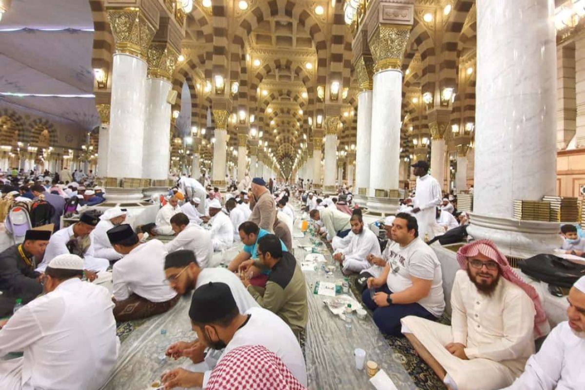 Masjid Nabawi dipenuhi jamaah untuk buka puasa dan shalat tarawih