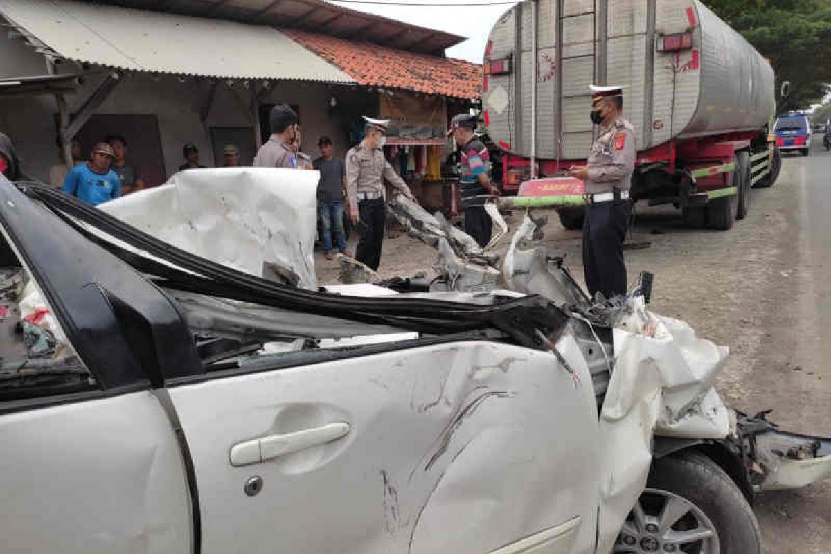 Enam penumpang Avanza tewas setelah tabrak truk di Cirebon