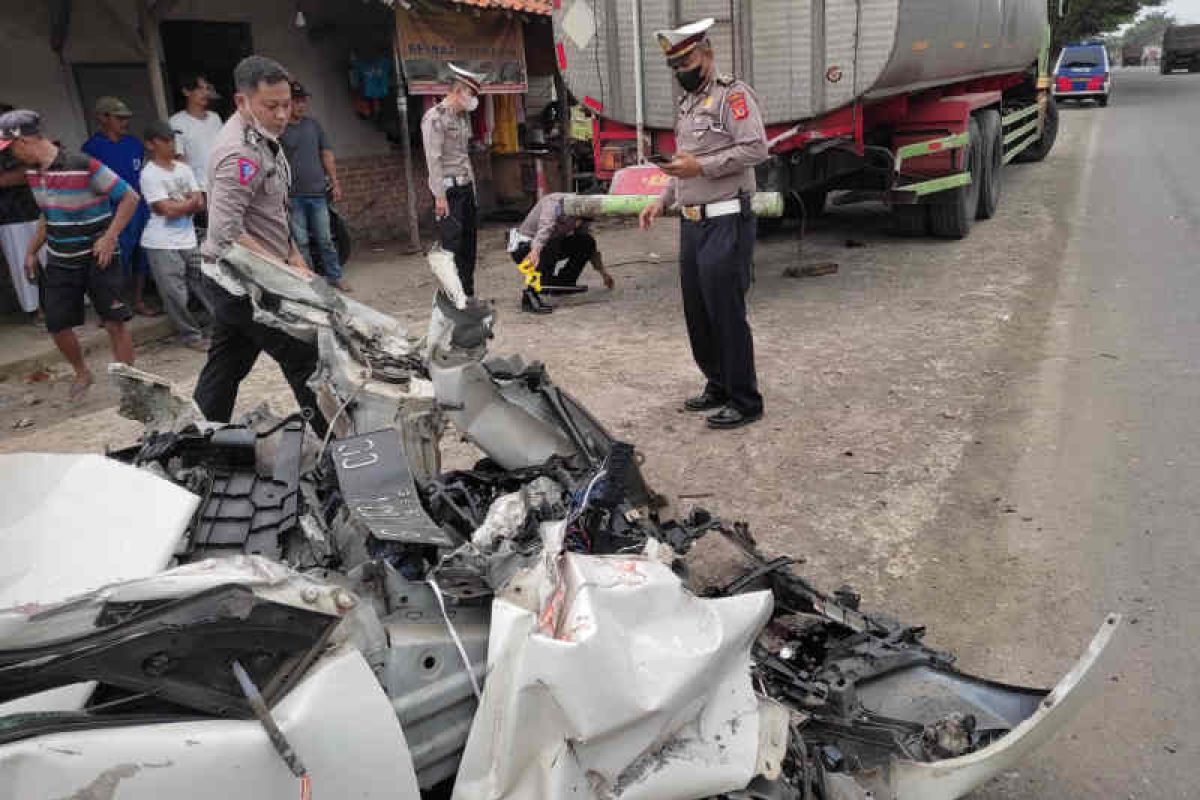 Avanza melaju 80 km per jam saat tabrak truk tanki di Cirebon
