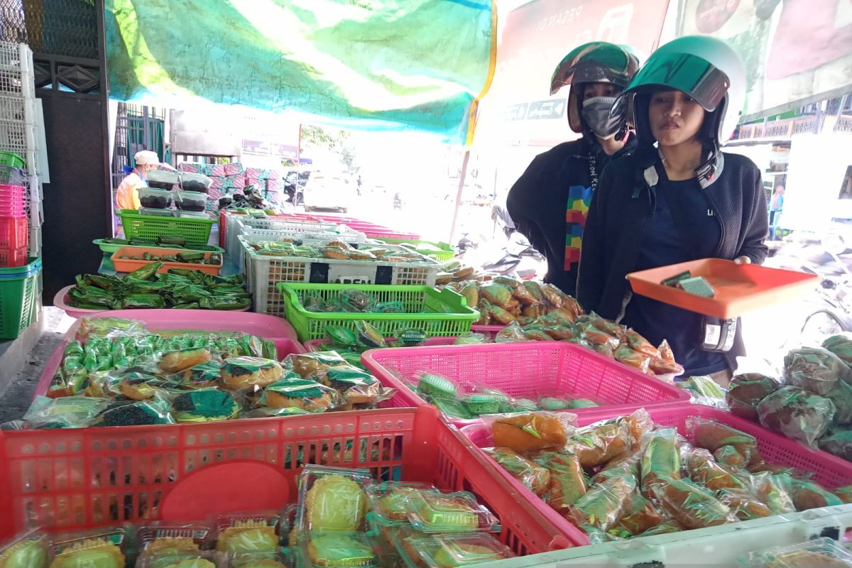 Minyak goreng mahal, pedagang perkecil ukuran kue penganan buka puasa