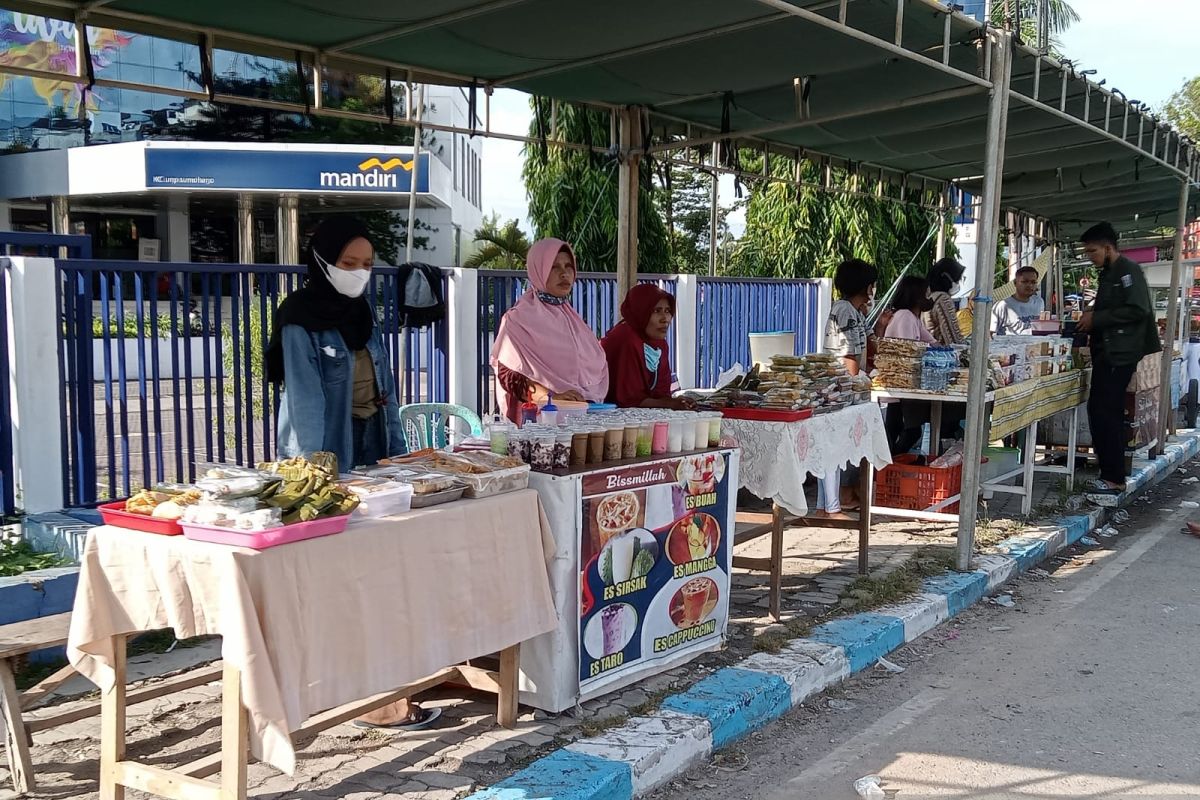 Pedagang takjil di Kota Kupang keluhkan kenaikan minyak  goreng