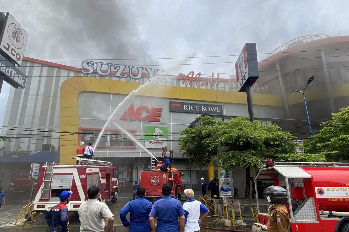 Pusat perbelanjaan Suzuya Mal Banda Aceh terbakar