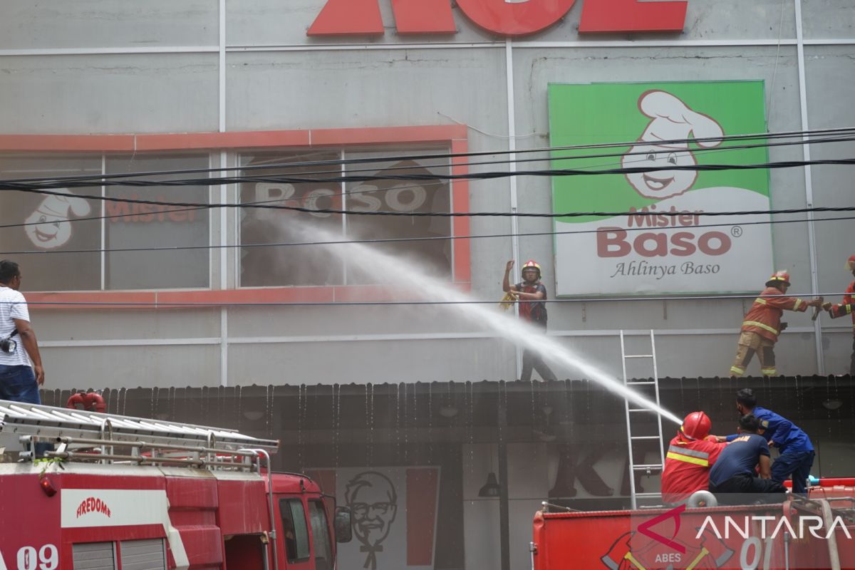 Petugas Damkar masih terus upaya padamkan api di Suzuya Mall