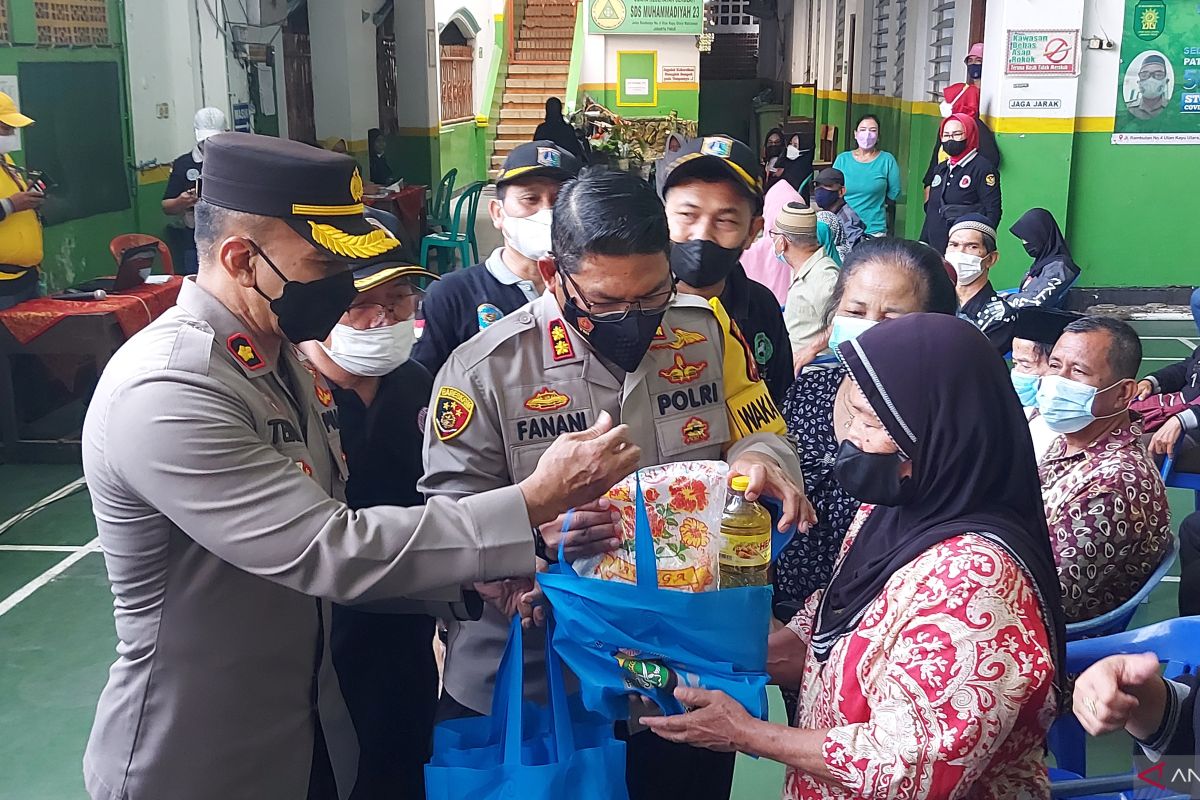 Ikut vaksinasi "booster", warga Matraman dapat minyak goreng