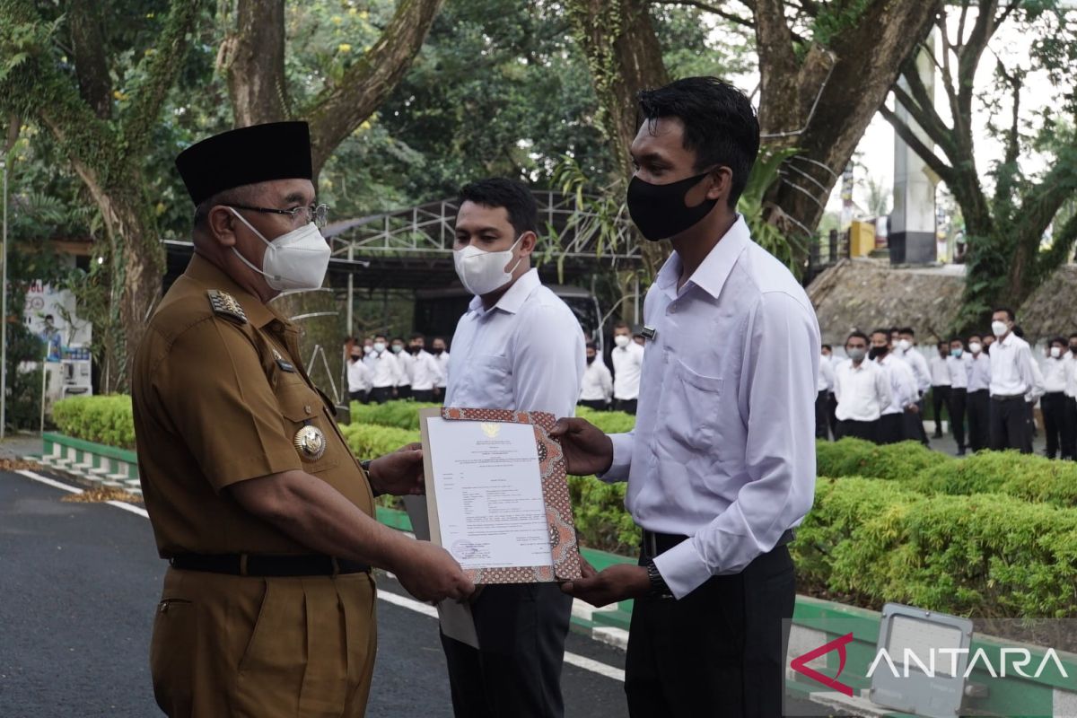 390 PPPK guru tahap pertama dan kedua HSS terima SK