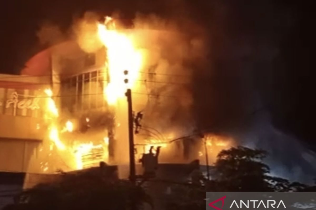 Sudah tujuh jam, kobaran api Suzuya Mall makin membesar