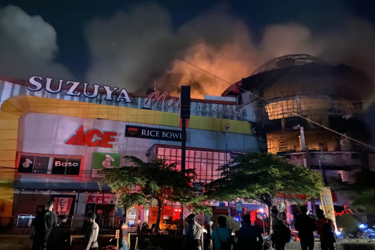 Sudah 10 jam kebakaran, Suzuya Mal di Aceh belum padam
