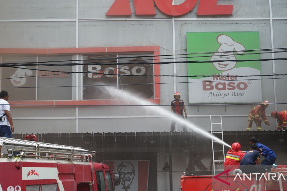 Padamkan api di Suzuya Mall, satu petugas damkar dirawat di Meuraxa