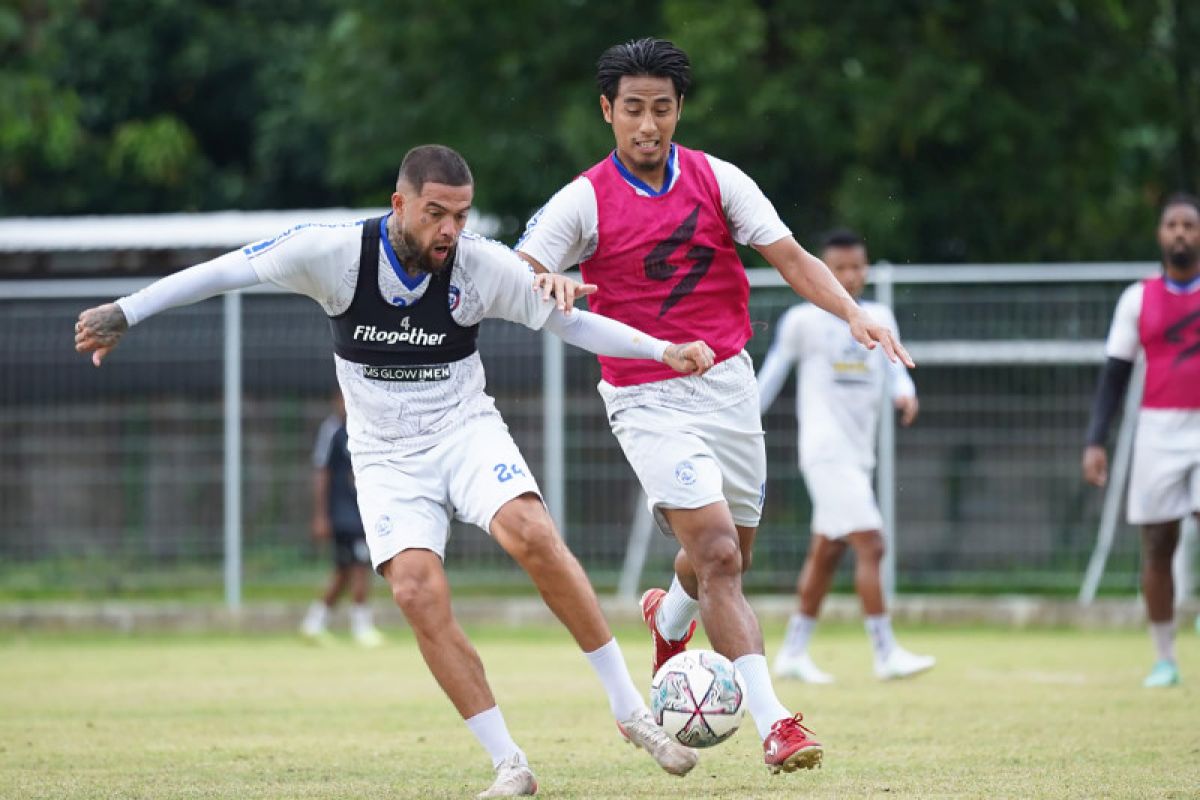 Arema FC relakan kepergian Hanif Sjahbandi dan Diego Michiels