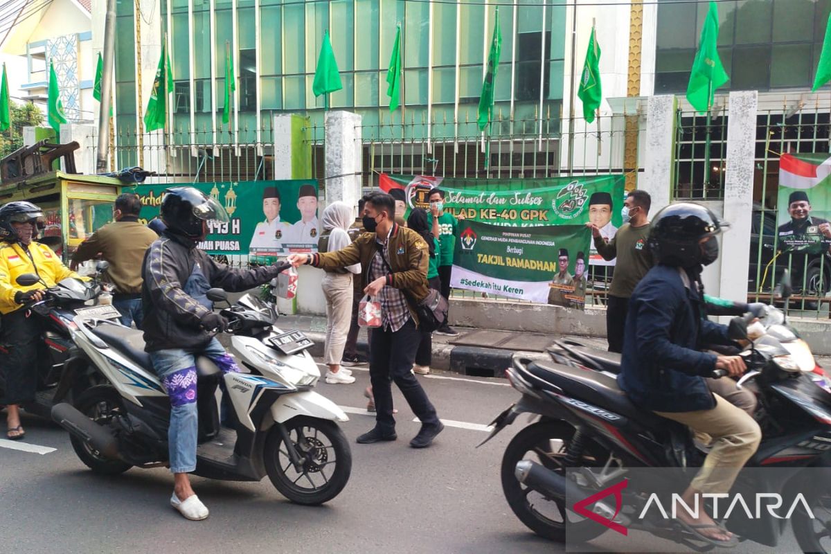 GMPI bagikan takjil gratis ke pemulung dan pengguna jalan