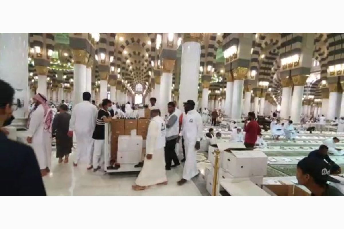 Jamaah diberi waktu 10 menit  berbuka puasa di Masjid Nabawi