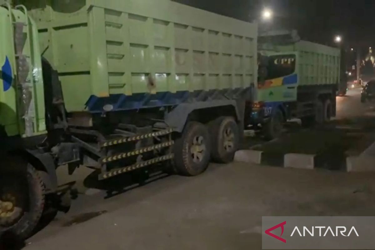Bupati Bogor perintahkan usir truk parkir di jalan Sentul
