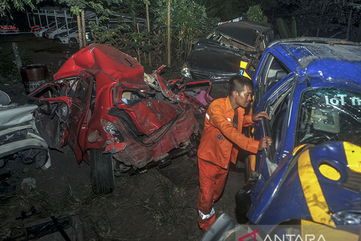 Truk tabrak lima mobil di Tol Jagorawi