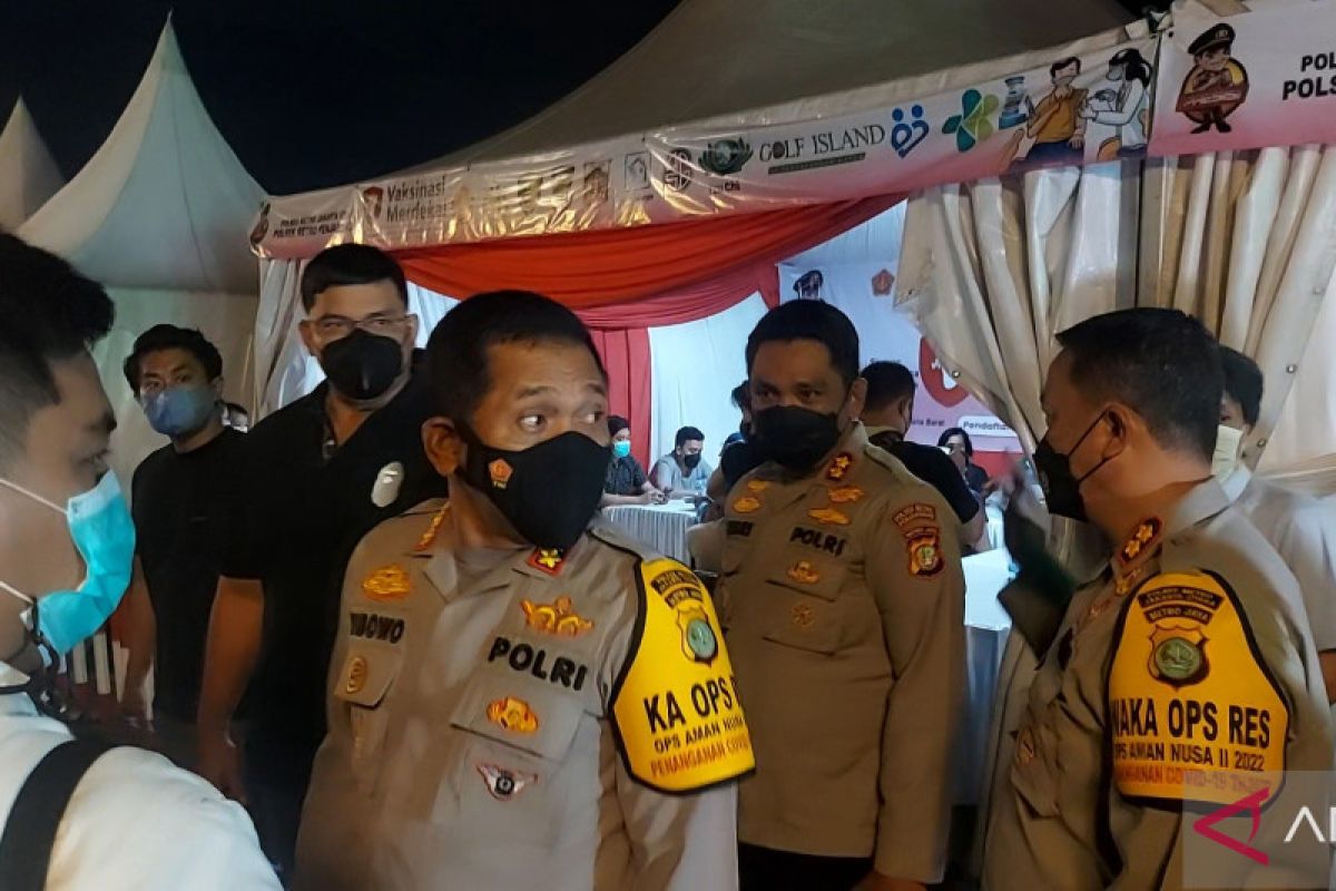 Warga padati layanan vaksinasi malam hari di PIK