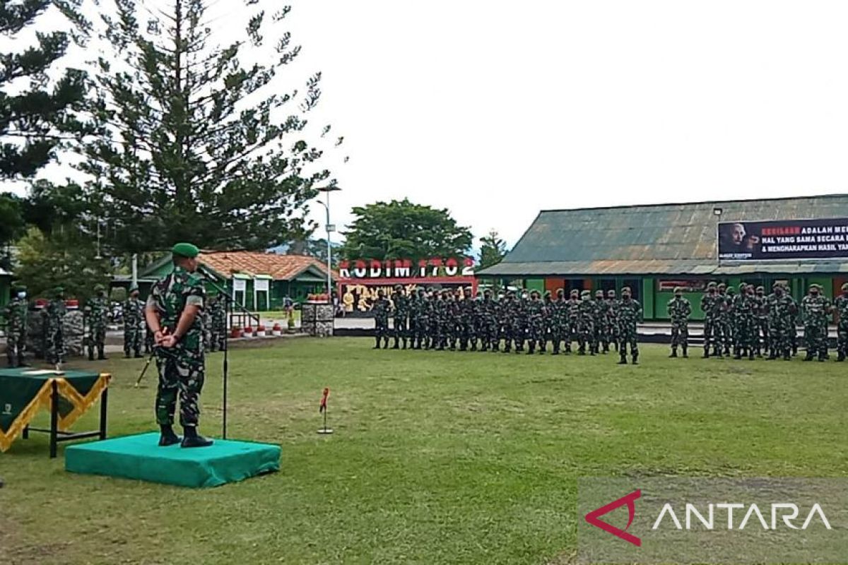 51 personel Kodim 1702 Jayawijaya ikut tradisi kenaikan pangkat