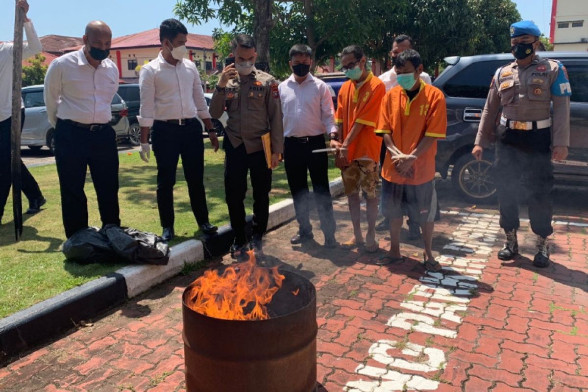 Polda Kepri musnahkan ganja seberat 2,1 kilogram