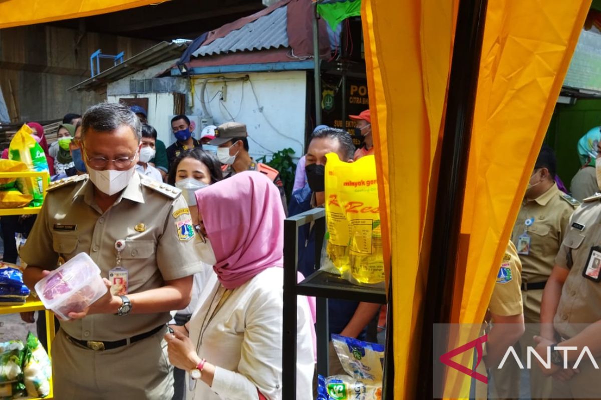 Pemkot Jakpus jual minyak goreng hingga daging murah