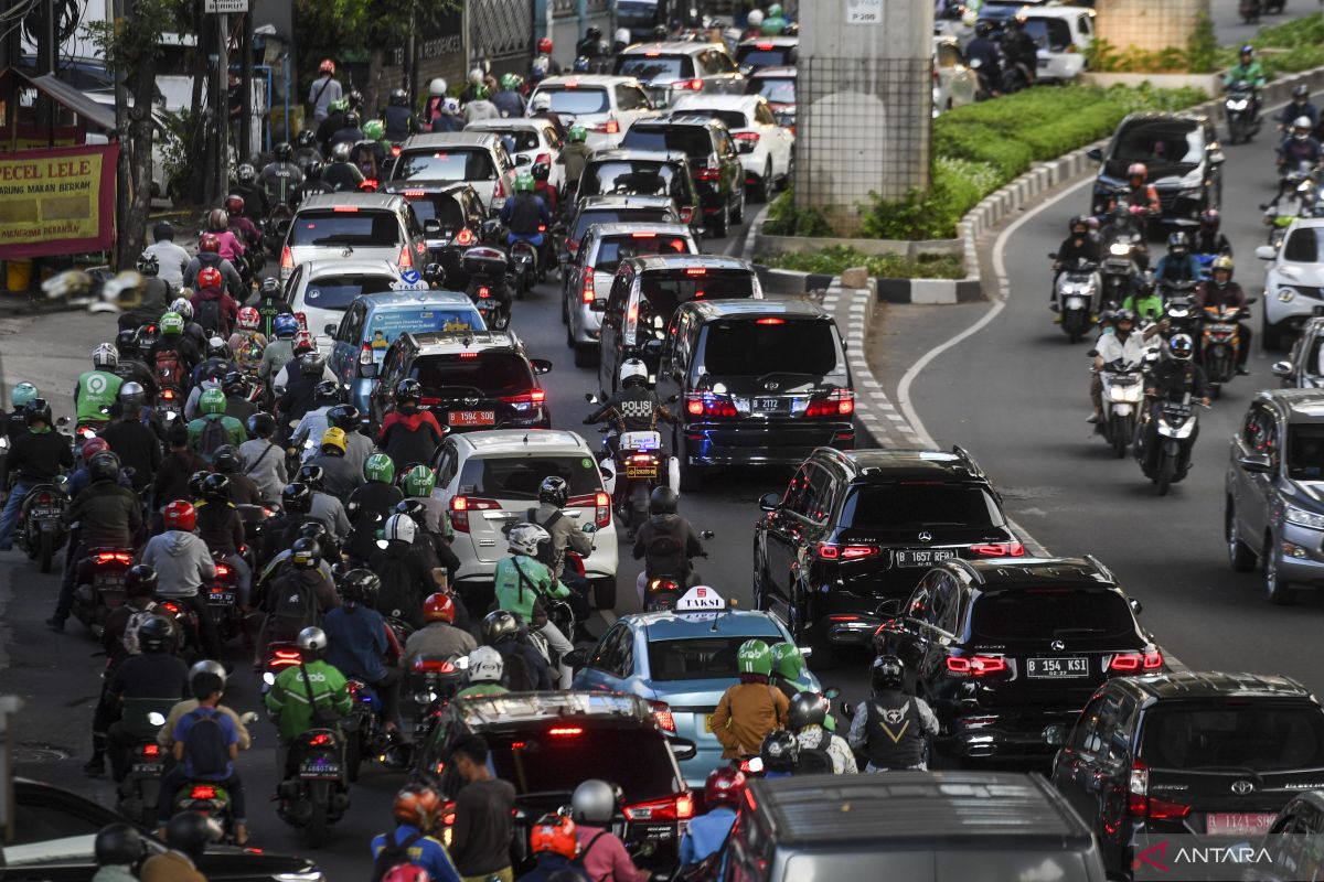 Jakarta urges public to start using public transportation again