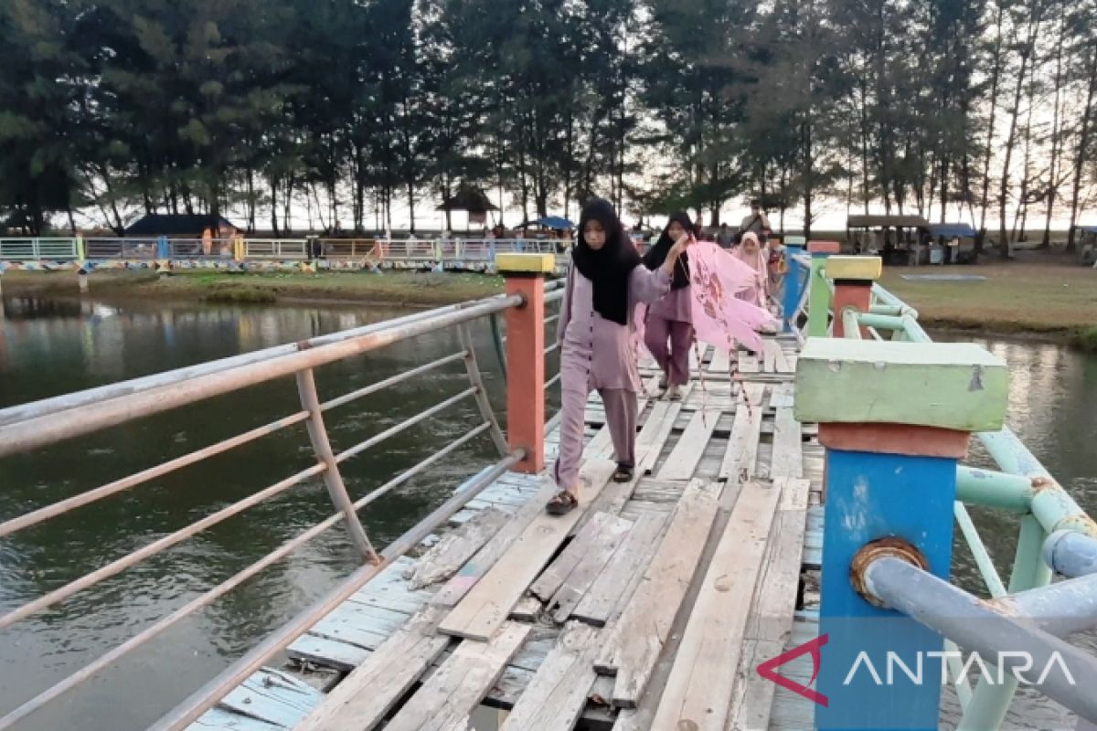 Jembatan Pantai Tiram diupayakan layak dilalui oleh wisatawan pada Lebaran 2022