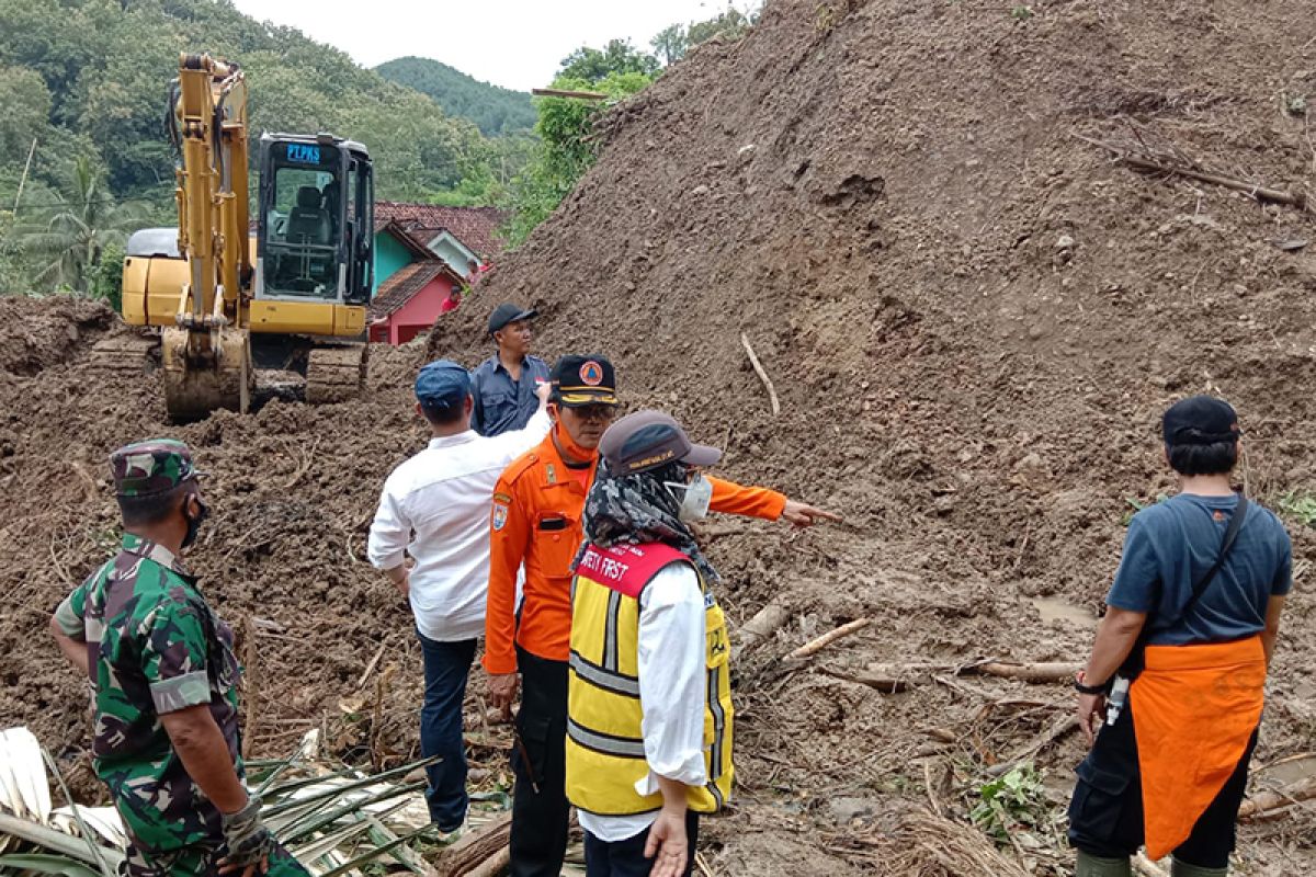 121 jiwa masih mengungsi akibat longsor di Kutabima Cilacap