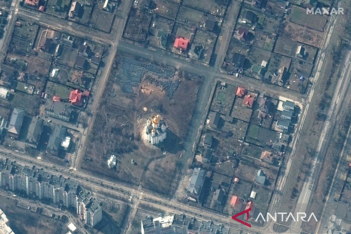 Citra satelit memperlihatkan kuburan massal di Bucha Ukraina