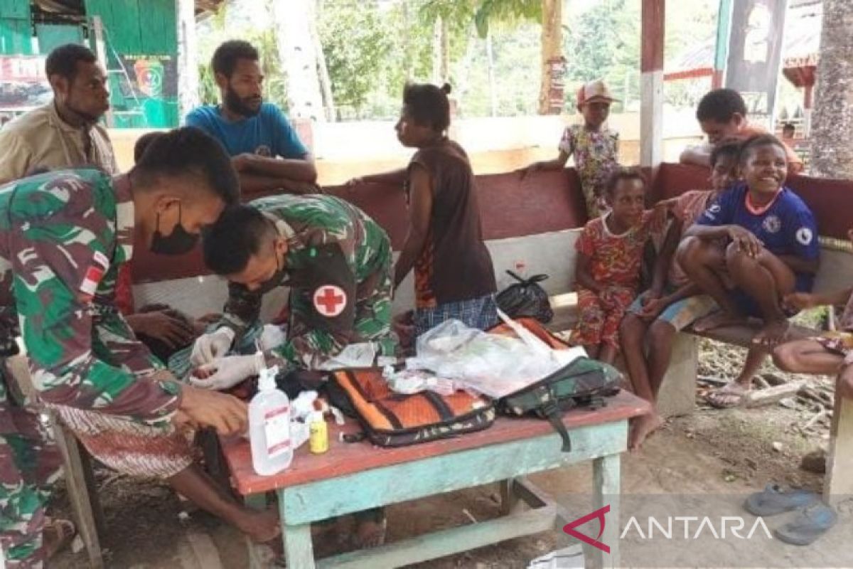 Satgas Pamtas Raksatama beri pengobatan gratis di Kampung Kibay, Papua