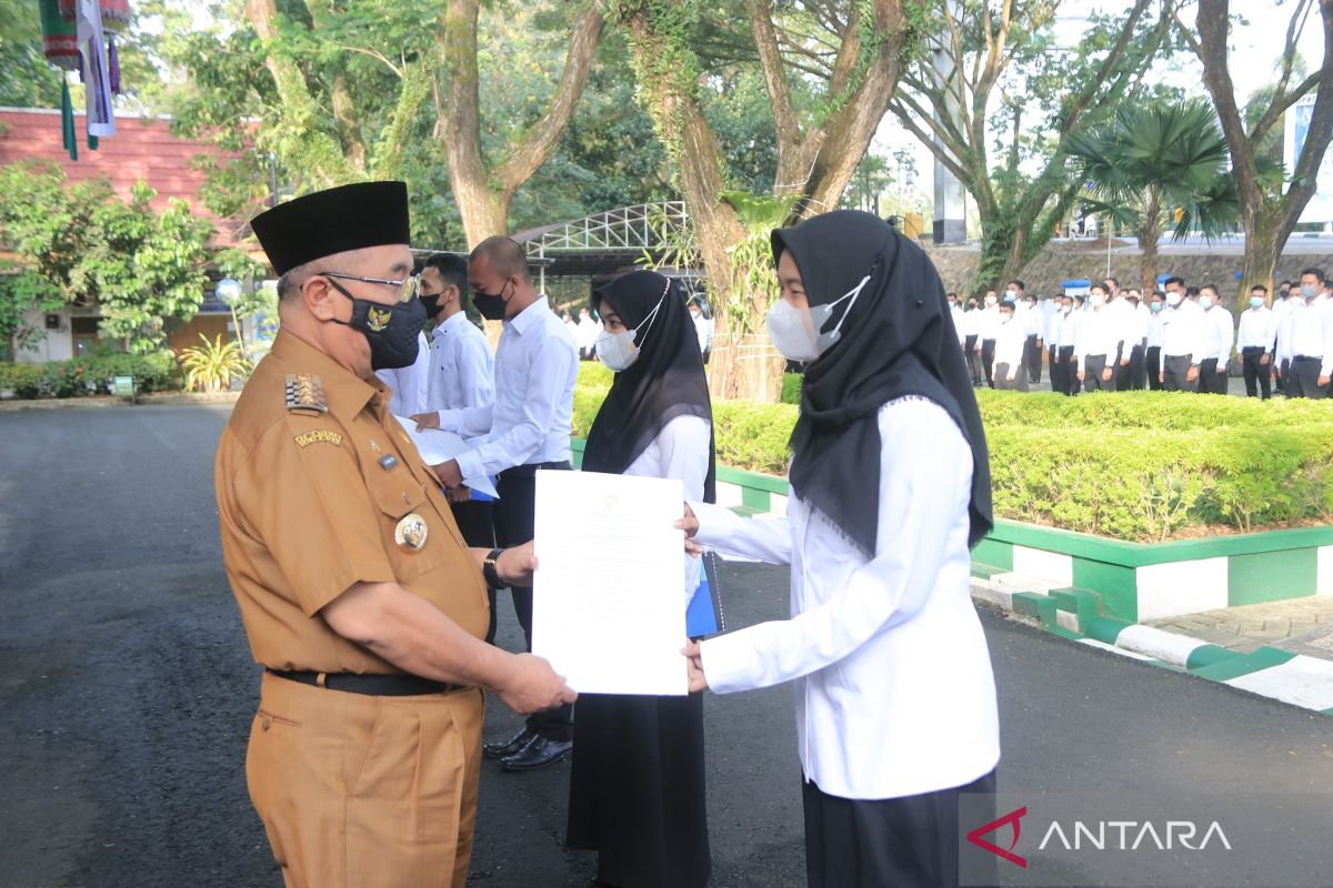 Bupati HSS minta ASN jadi teladan di masyarakat