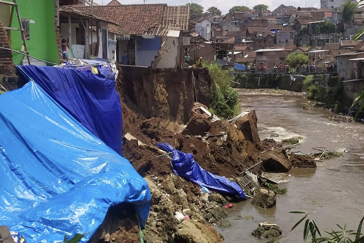 Enam rumah di Kota Malang ambrol ke aliran Sungai Brantas