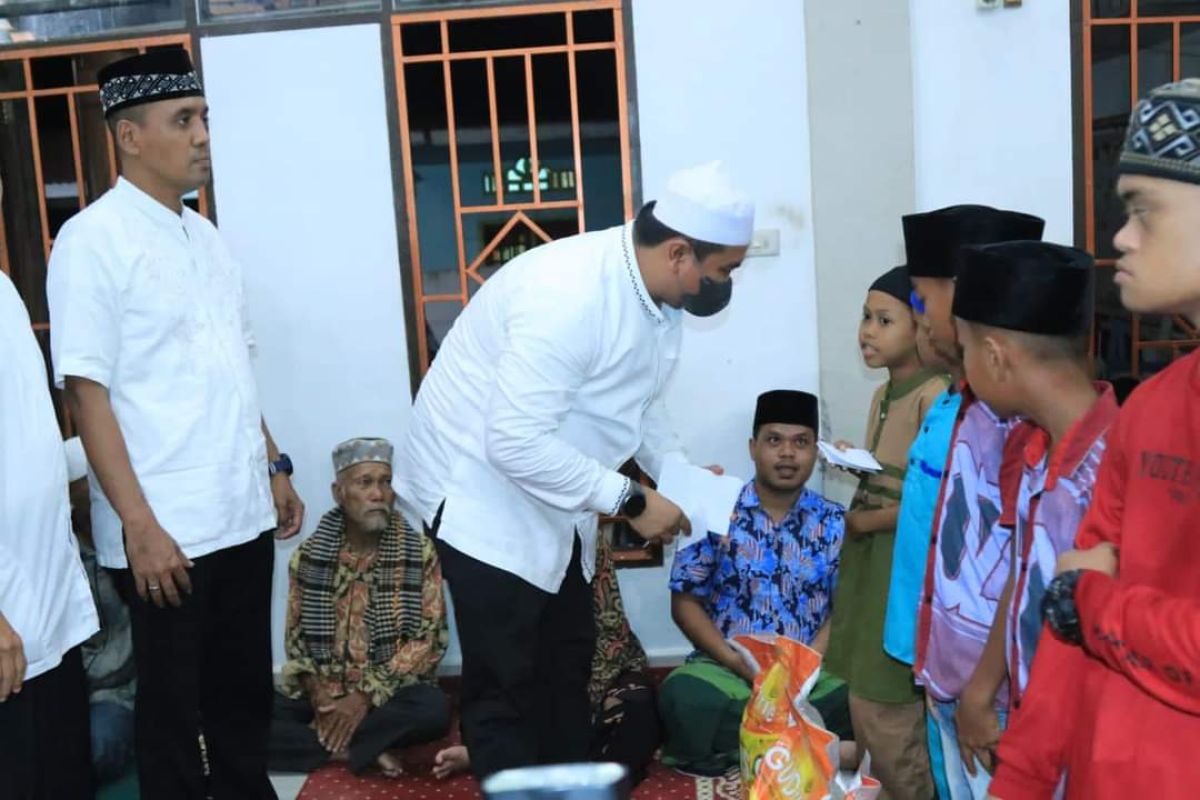 Safari Ramadhan, Bupati Labura santuni dhuafa dan bantu UMKM