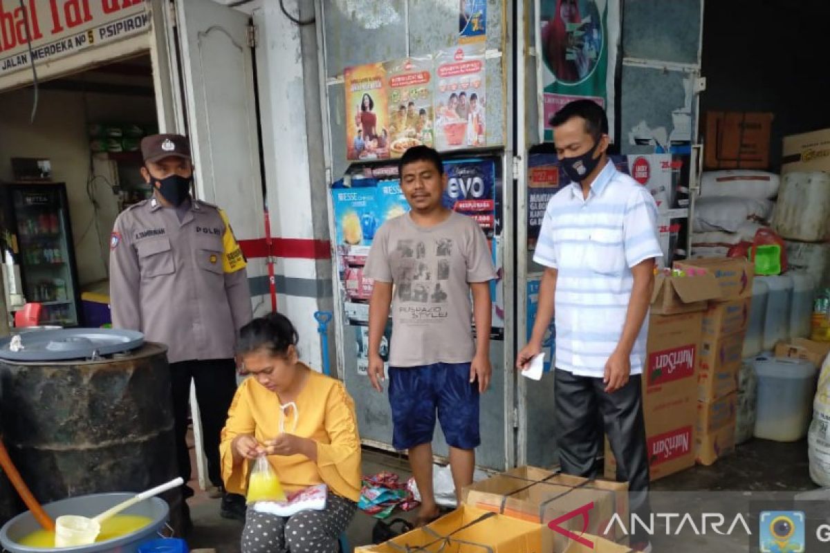 Polres Tapsel pastikan minyak goreng di Sipirok mencukupi