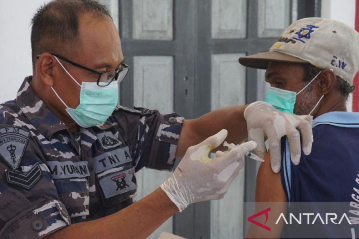 Lantamal IX vaksinasi COVID-19 petugas dan warga Lapas Ambon, wujud perangi virus corona