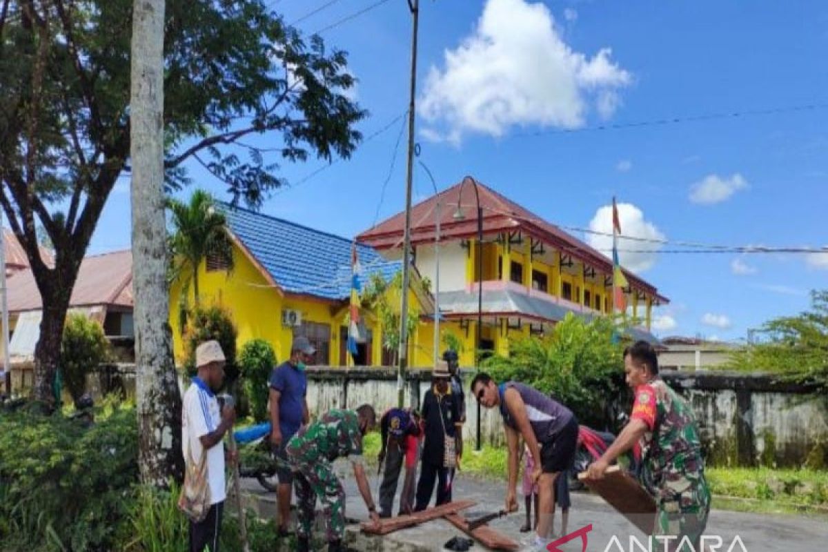 Babinsa Timika bangun jembatan penghubung Kamoro Jaya