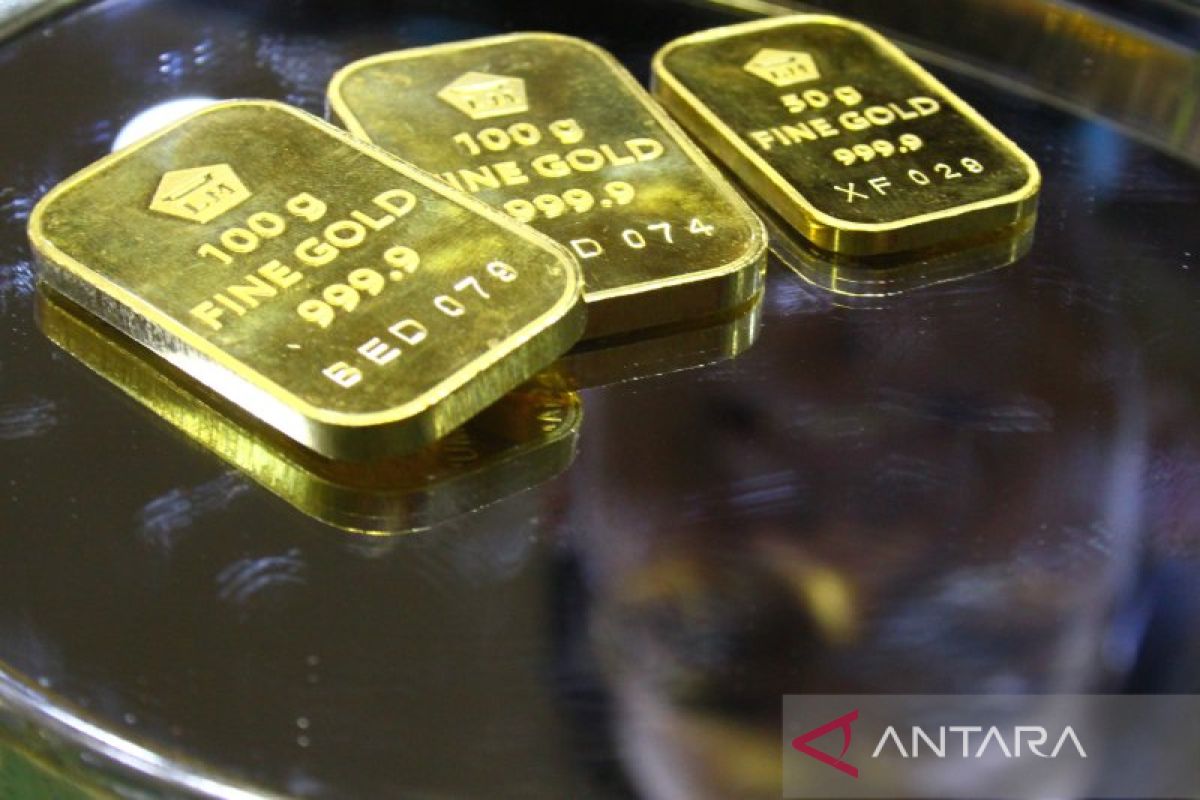 Emas naik karena dolar melemah, sentimen risiko kembali masuk pasar
