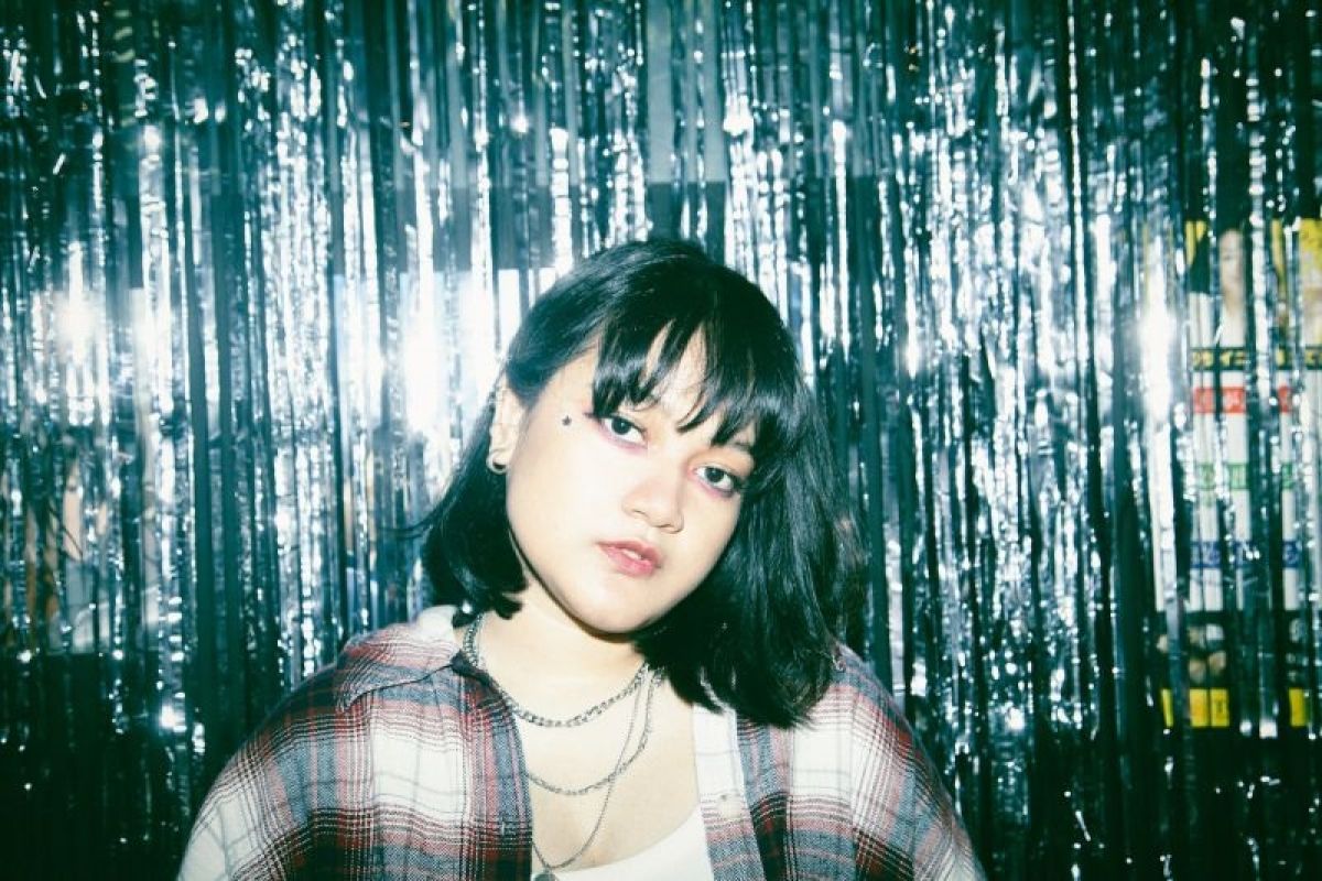 Rasyiqa bawa musik pop rock awal 2000-an lewat single "Get Up (Get Out)"