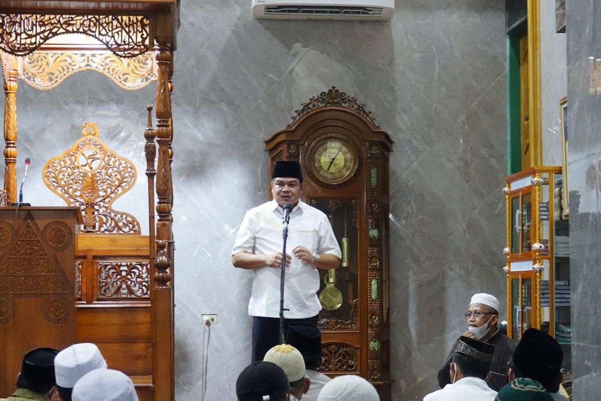 Bupati Lampung Tengah sholat tarawih di Masjid Istiqlal Bandar Jaya