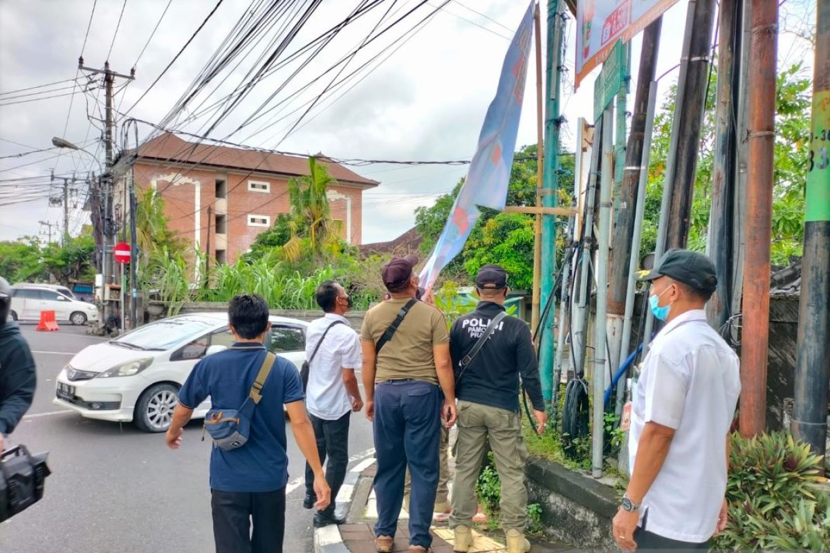 Satpol PP Denpasar tertibkan spanduk dan baliho liar