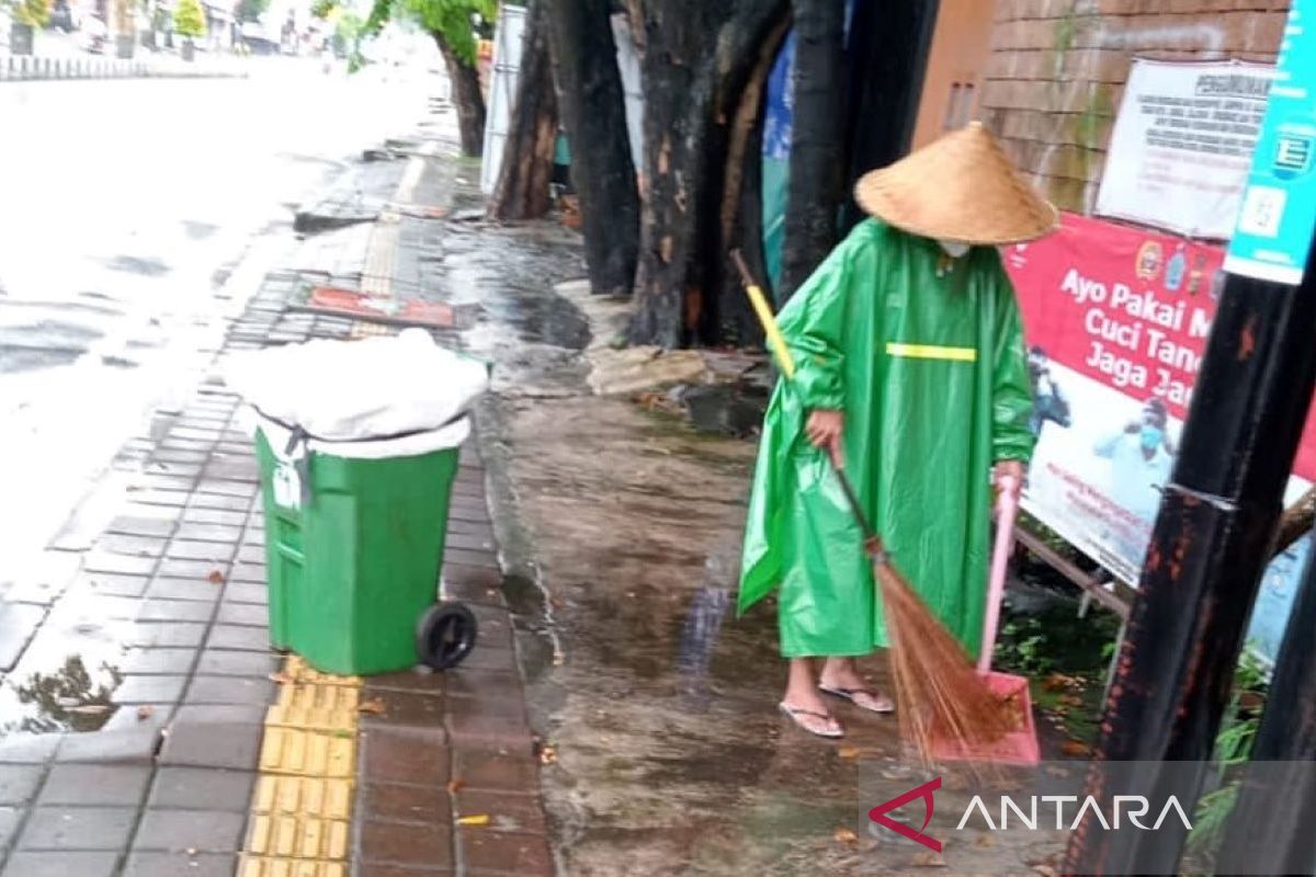 Petugas DLHK Denpasar tetap bekerja saat hujan