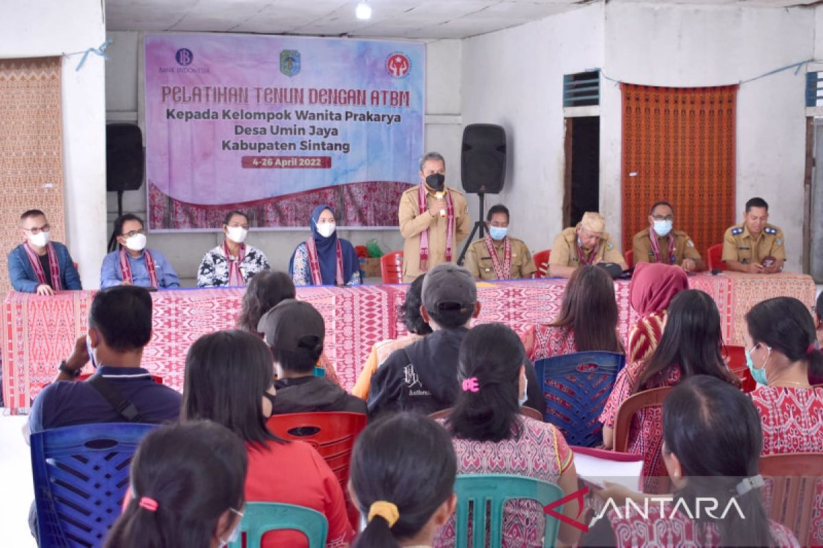 Pegawai Pemkab Sintang diwajibkan memakai kain tenun Ikat