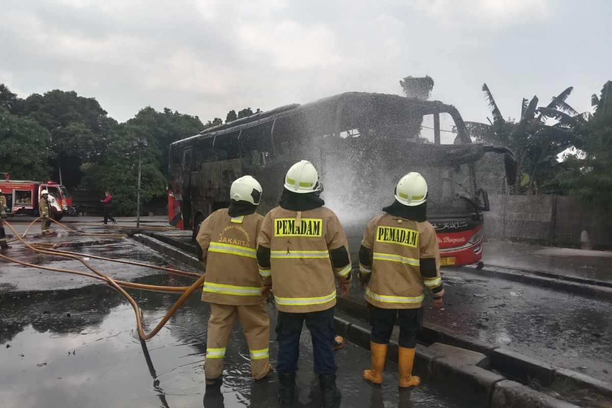 Sebuah bus di Terminal Pulo Gebang terbakar