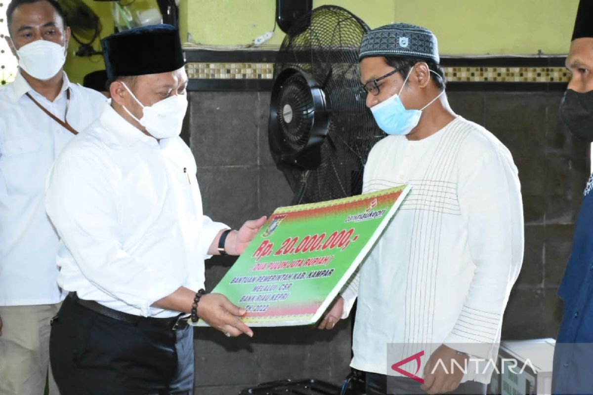 Bupati Kampar lepas tim SafariRramadhan dan beri sembako