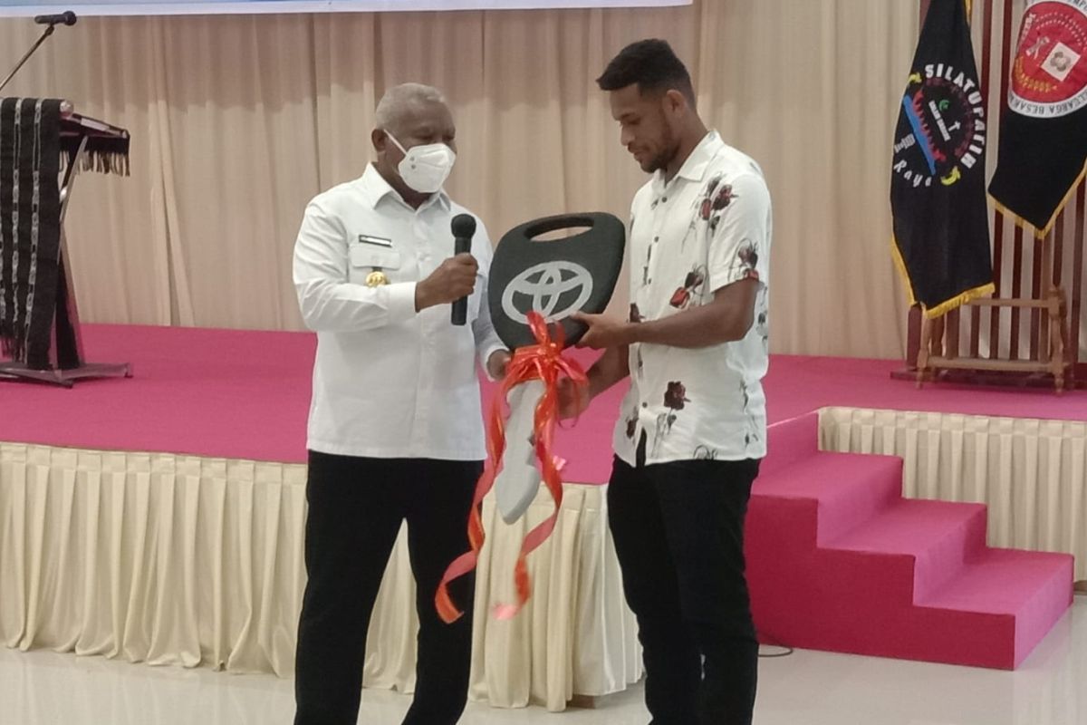 Ricky Kambuaya mendapat hadiah mobil dari Gubernur Papua Barat