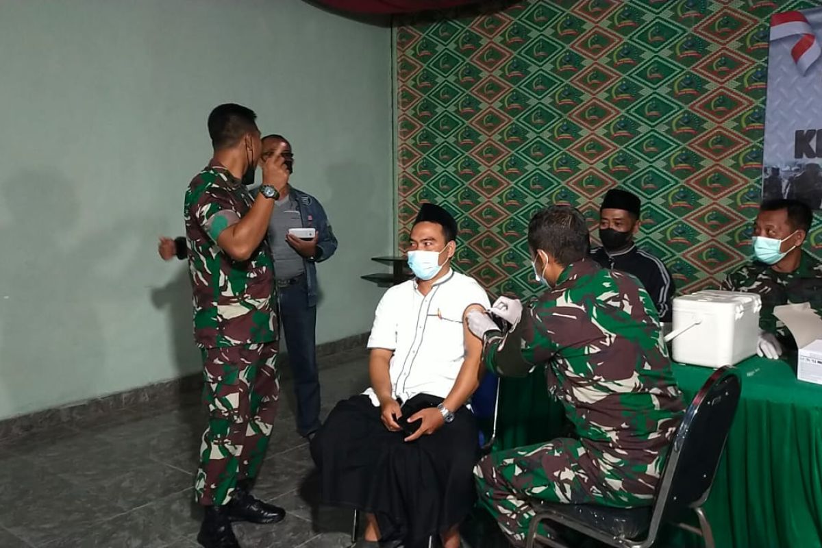 Kodim Lombok Tengah membuka gerai vaksin COVID-19 hingga malam