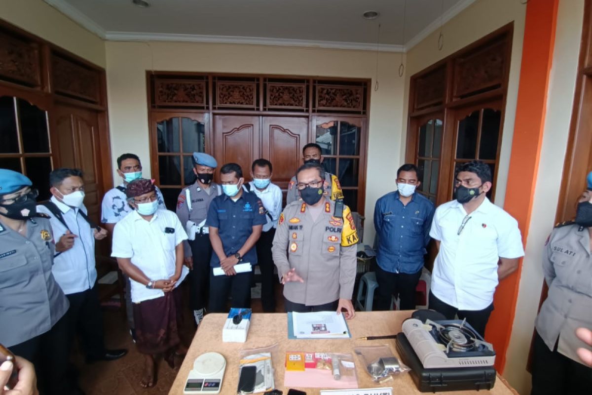 Polisi geledah industri rumahan kue kukis berisi narkoba di Denpasar