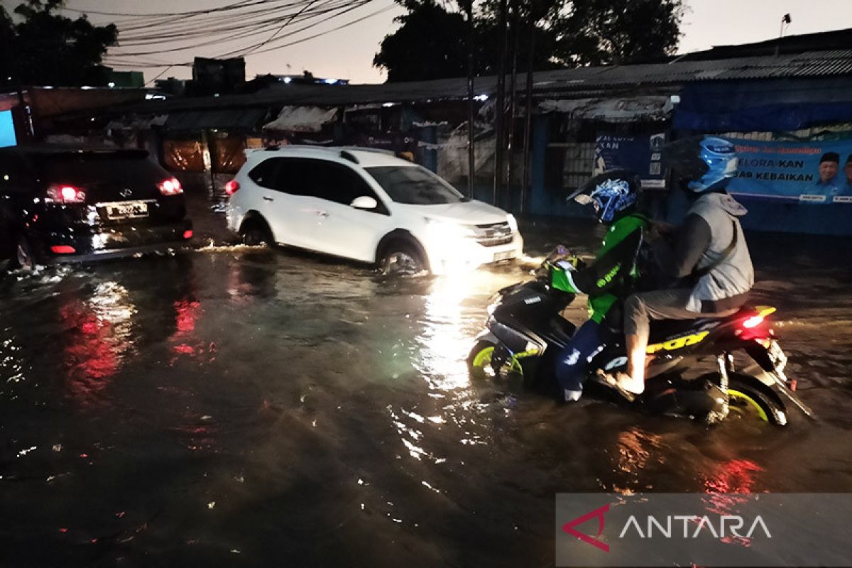 Pemkot Jakbar antisipasi banjir di Kembangan dengan pompa portabel