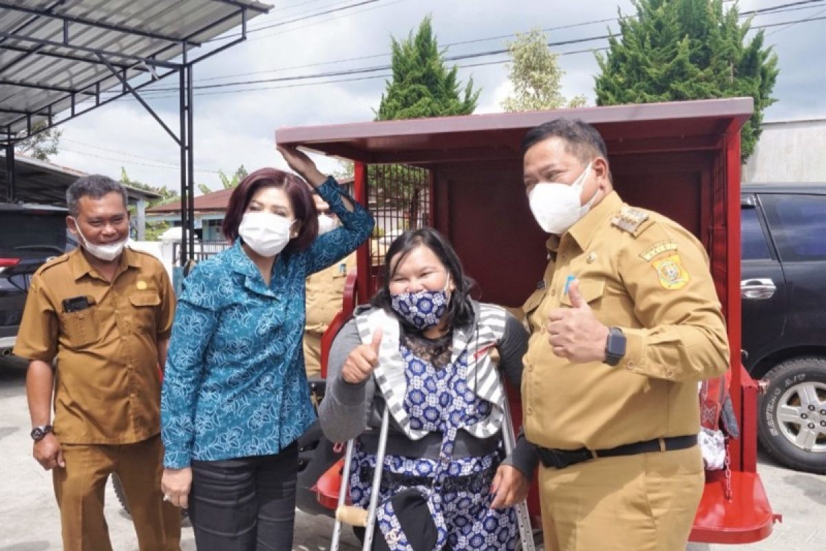 Bupati Dairi bantu kendaraan roda tiga penyandang disabilitas