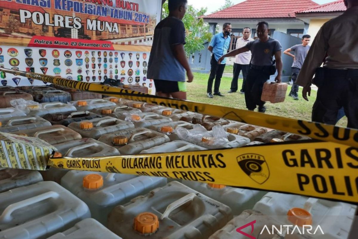 Polres Muna Sultra sita 2,3 ton minuman keras tradisional