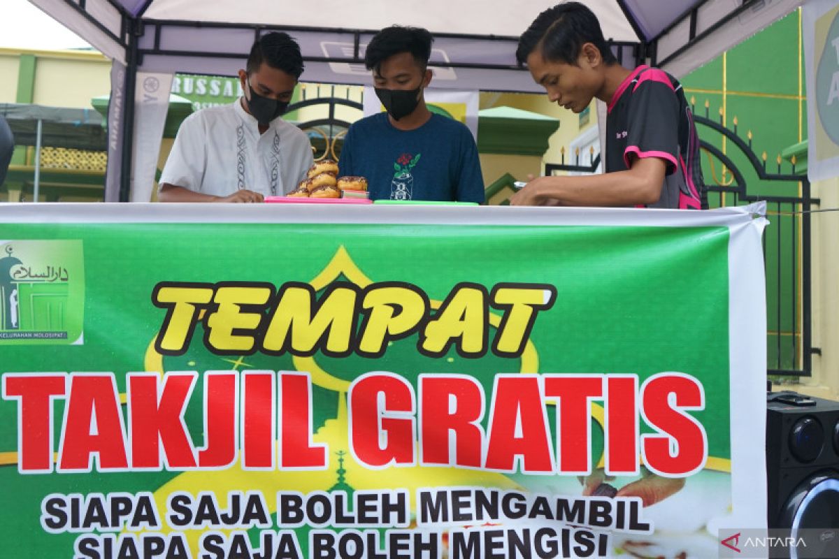 Remaja masjid Darussalam Kota Gorontalo bagikan takjil gratis