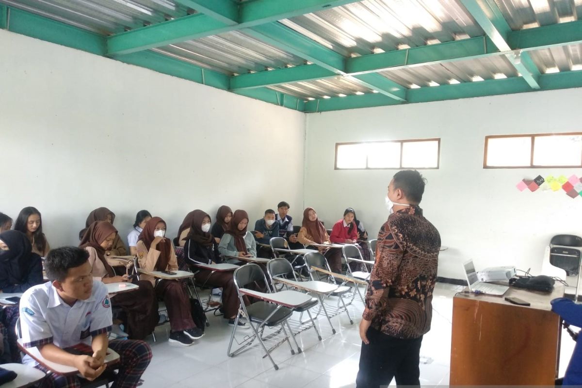 Mahasiswa UMMI edukasi pelajar SMK tentang manajemen keuangan