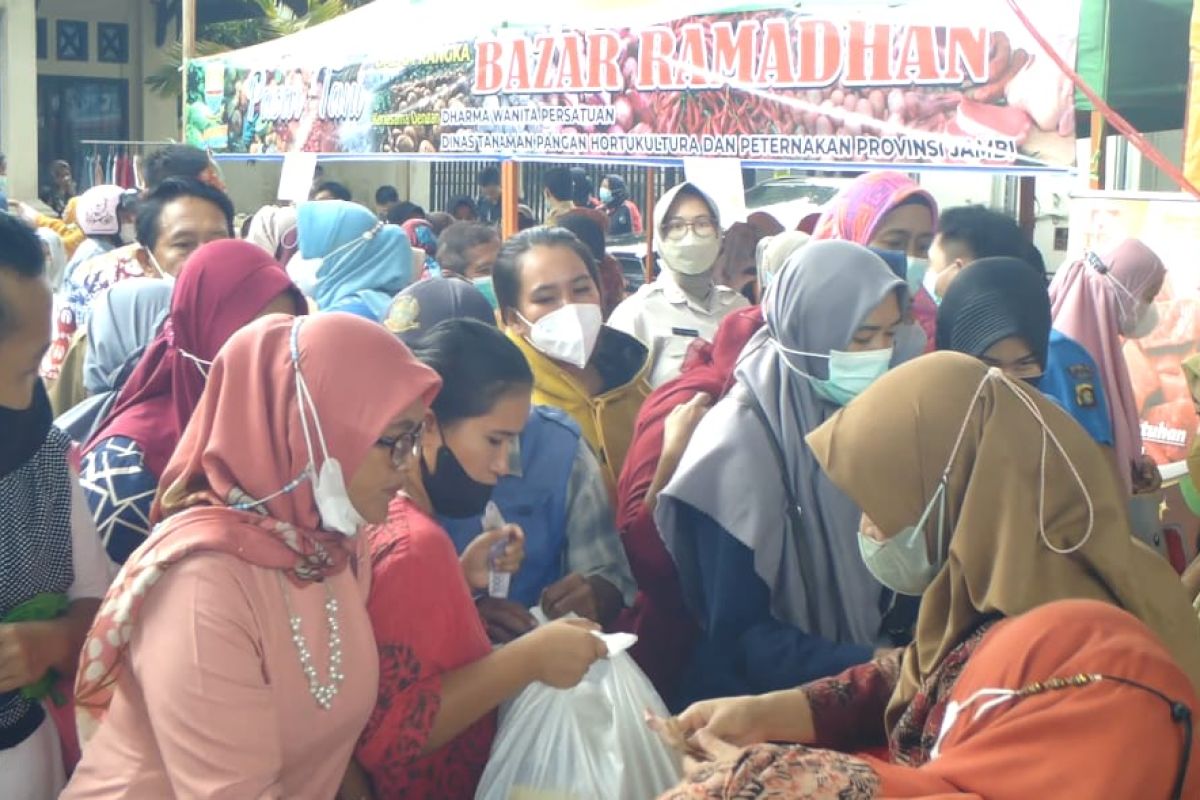 Sembako murah Disperindag di Bazar Ramadhan diserbu pengunjung